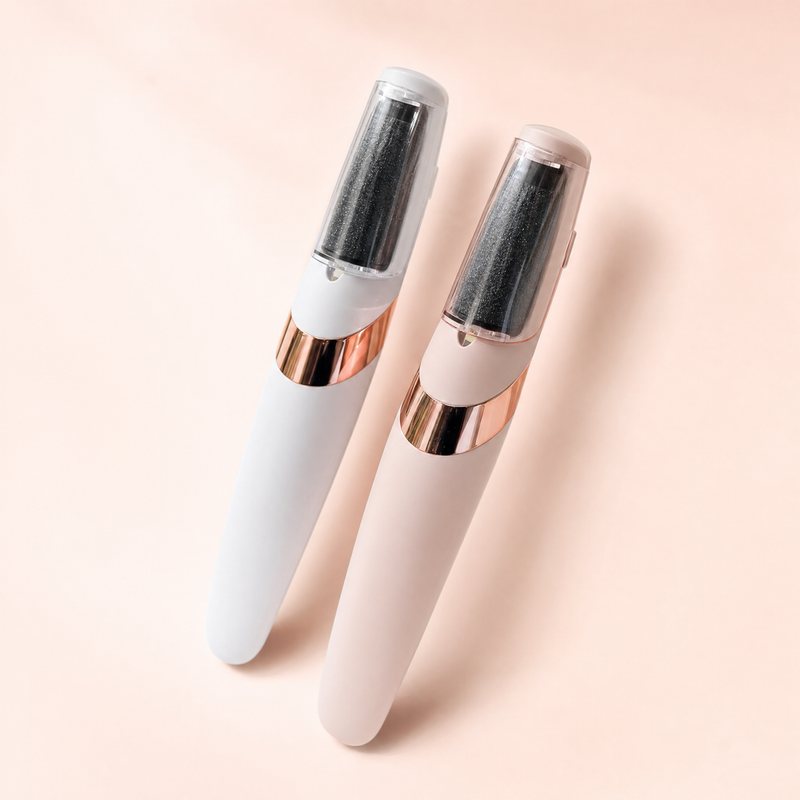 Râpe électrique anti-callosités B-LIME Pro, modèles blanc et rose posés sur fond rose poudré